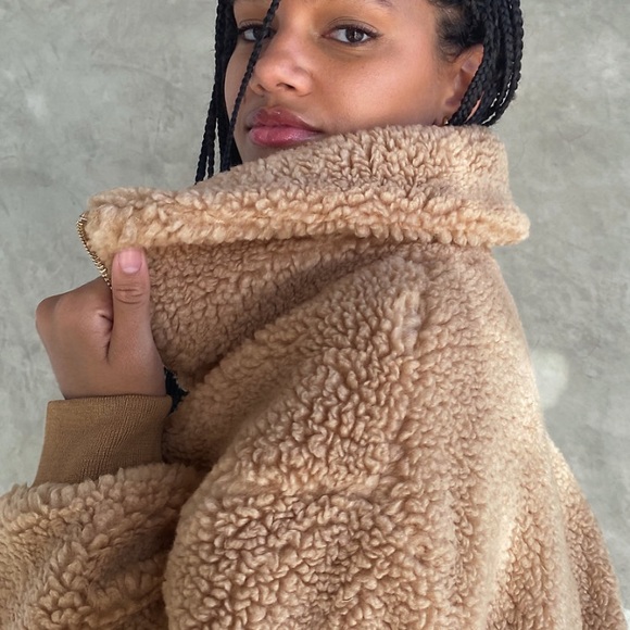Aritzia The Teddy Jacket - Picture 2 of 7